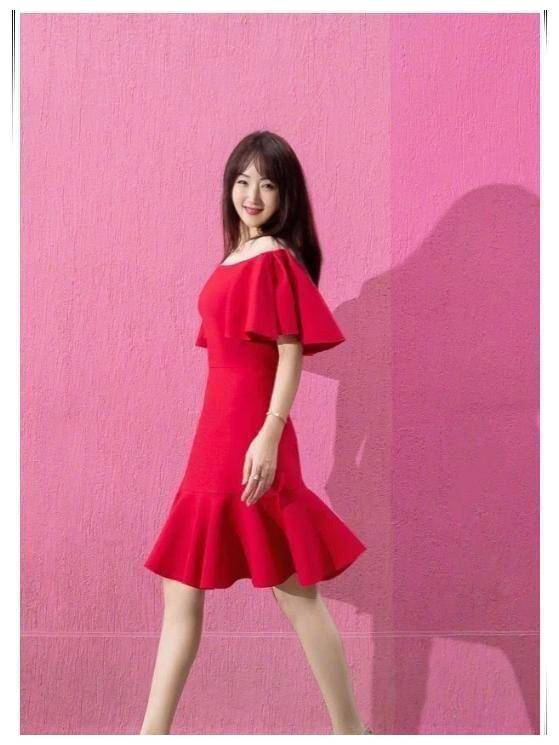 杨钰莹绝美逆生长穿白西装配阔腿裤50多岁身影依然赏心悦目