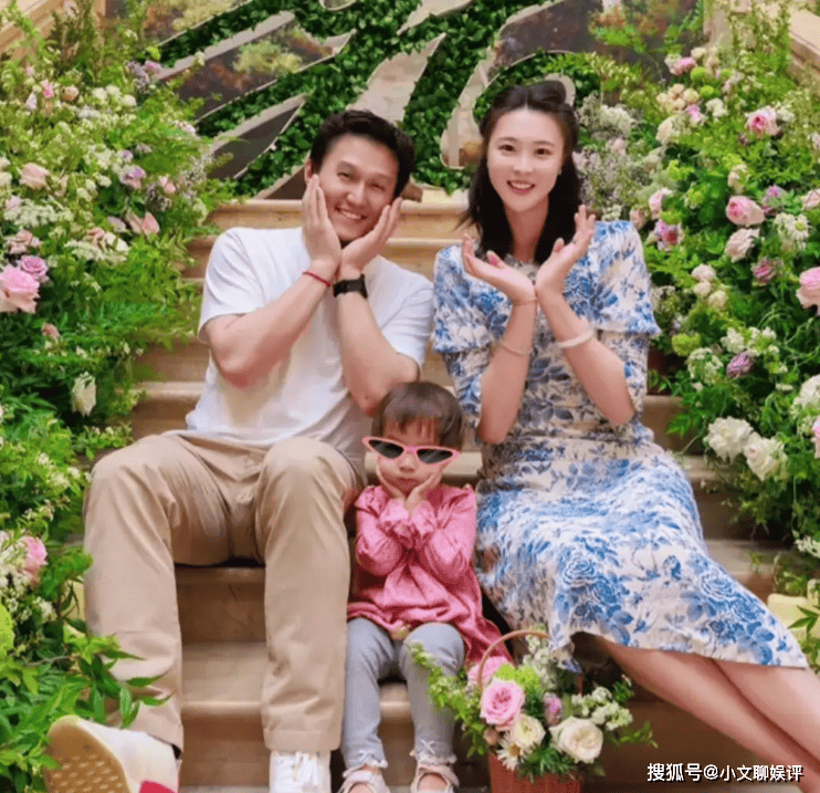 惠若琪携妈妈女儿出游,3岁女儿露全貌颜值高,三代人共用一张脸_迪士尼