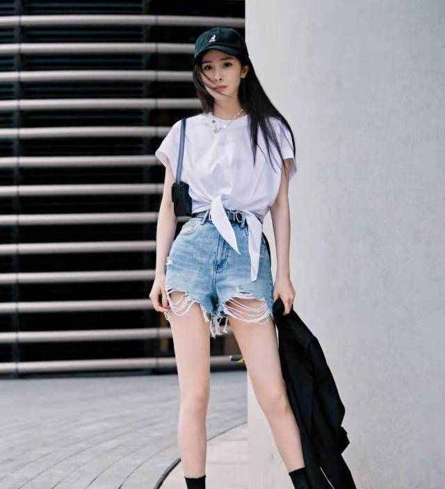 杨幂穿着一身非常简短的黑色牛仔短裤,这样的牛仔短裤看起来也是非常