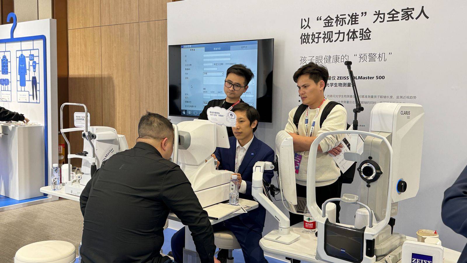 莫廷医疗展位-光学生物测量仪演示展会现场,莫廷医疗展出了获得蔡司