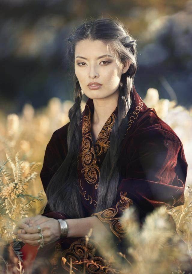 他本是太阳汗父亲的妃子,可太阳汗即位后,将歌璧也夺了去.