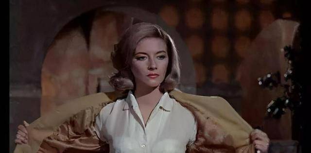 玛加丽塔·科涅库娃出生在1895年,她故意接近爱因斯坦的时候已经超过