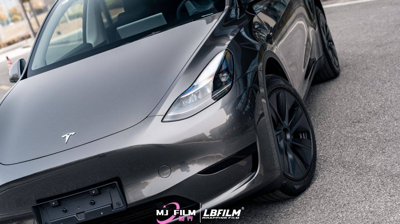 特斯拉modelylb改色膜液态金属深邃灰一种低调而奢华的感觉