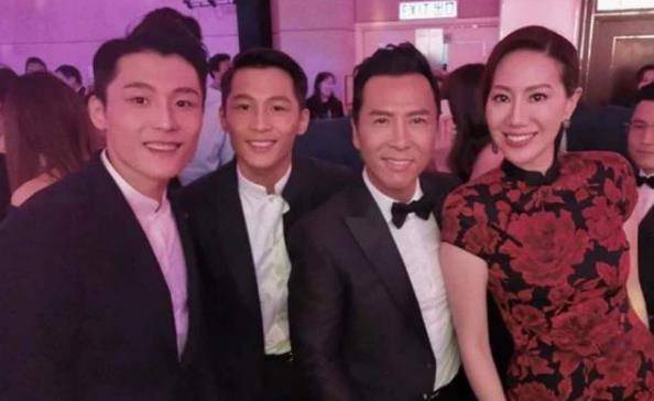 原创汤镇业前妻与双胞胎儿子合影二人似姐弟原来她这么美