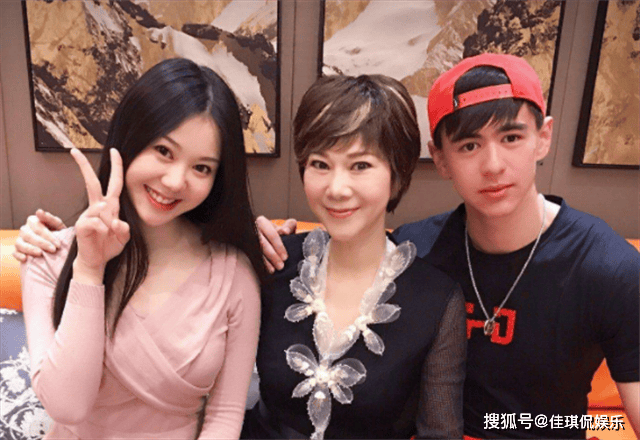与李楠的"忘年师生恋"除了与郭跃的那段"恩怨"外,施之皓的私生活也