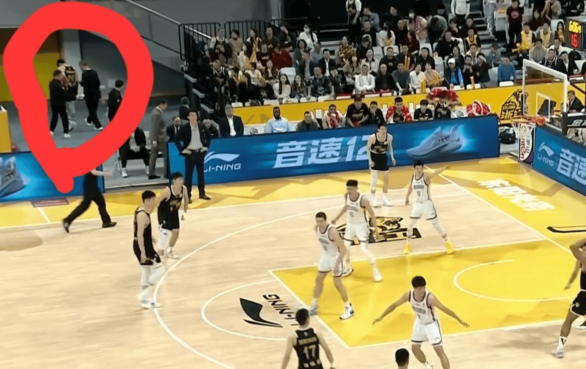 广厦刚人员凑齐,赵岩昊遭腰伤退场,太艰难了!