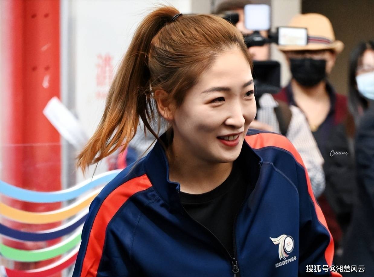 刘诗雯林高远现身,参加宣传活动,两世界冠军大秀球技,现场火爆_打乒乓