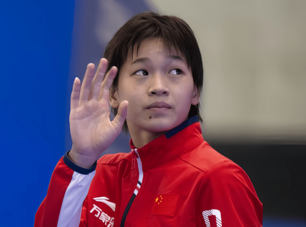 同吉祥物击掌出状况!全红婵用力过猛疼得直搓手,红姐的表现挺逗