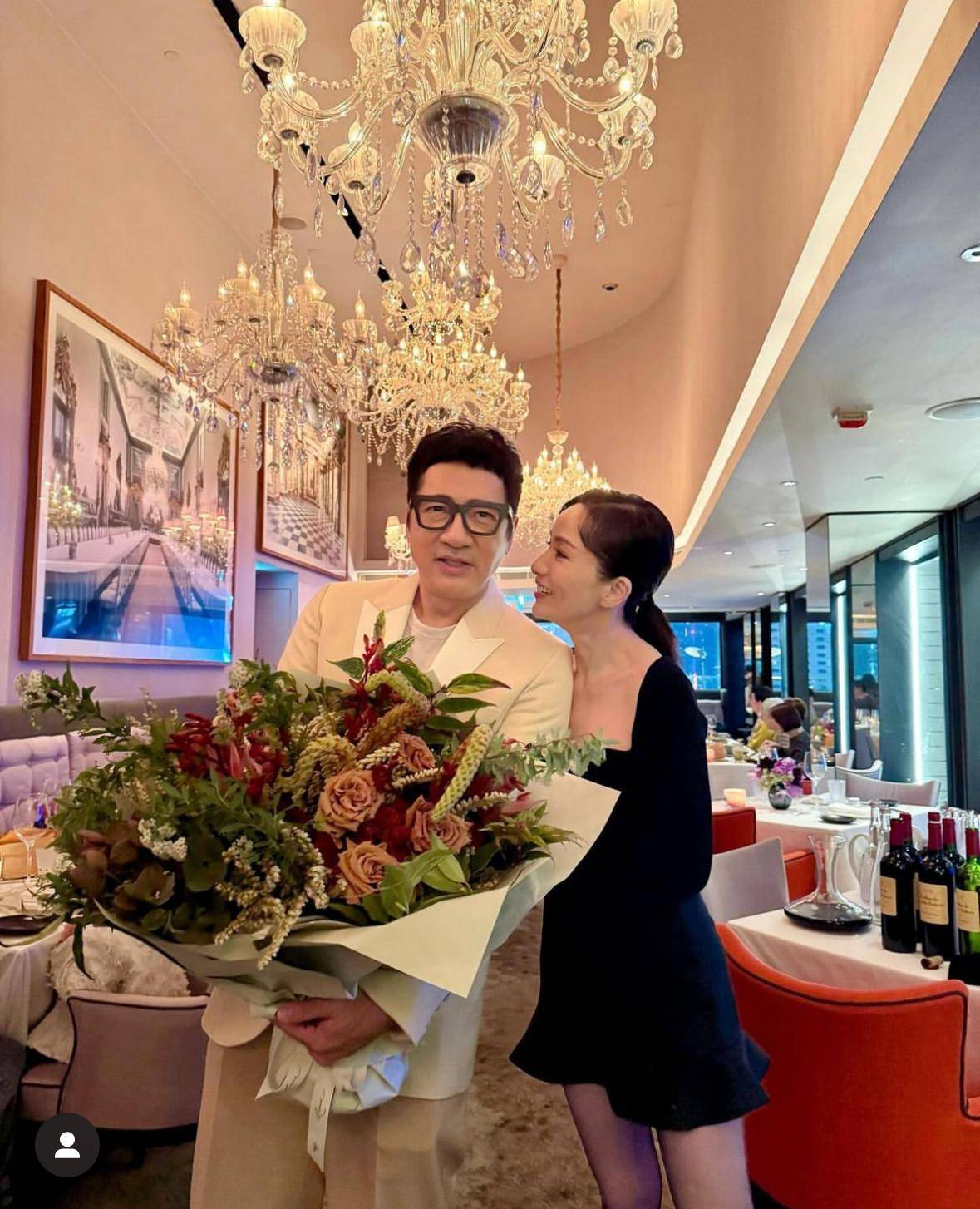 单立文庆祝65岁生日,与小13岁妻子相拥留影,结婚18年坚持不生娃_胡蓓