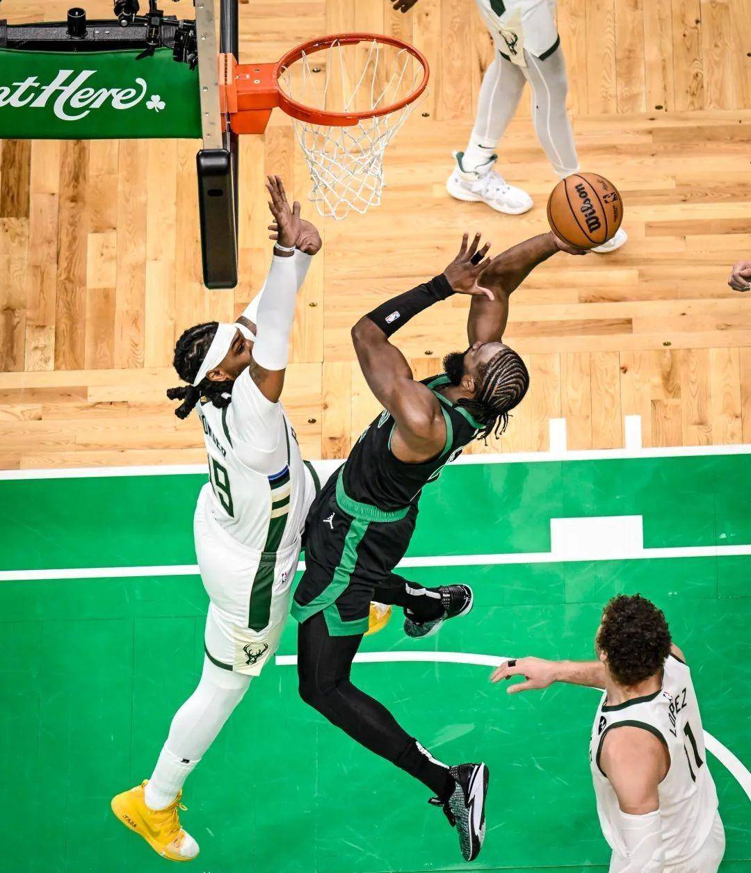 米德尔顿单打塔图姆,翻身后仰跳投拿下两分!别以为这样就安全了最后