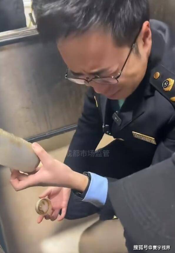 螺蛳粉居然有增臭剂监管人员竟被熏出痛苦表情
