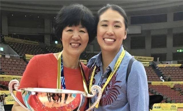 女排王怡:决赛前飞往美国,被我国女排永久除名,郎平落泪道歉