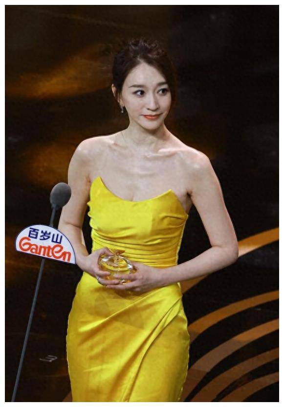 黄色抹胸裙让李小冉惊艳,性感魅力尽显,太迷人了!