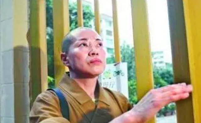 原创香港女尼姑开豪车住4000万豪宅戴假发结婚将僧裤改为黑丝