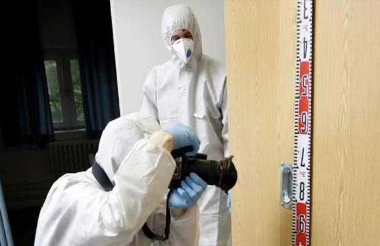 最终经过法医鉴定,穆琼的头部曾受到重创,身上也发现了大量利器划伤的