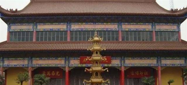 好景不长,很快黄觉寺也扛不住这场饥荒了,缺乏维持生计的香油钱,只能