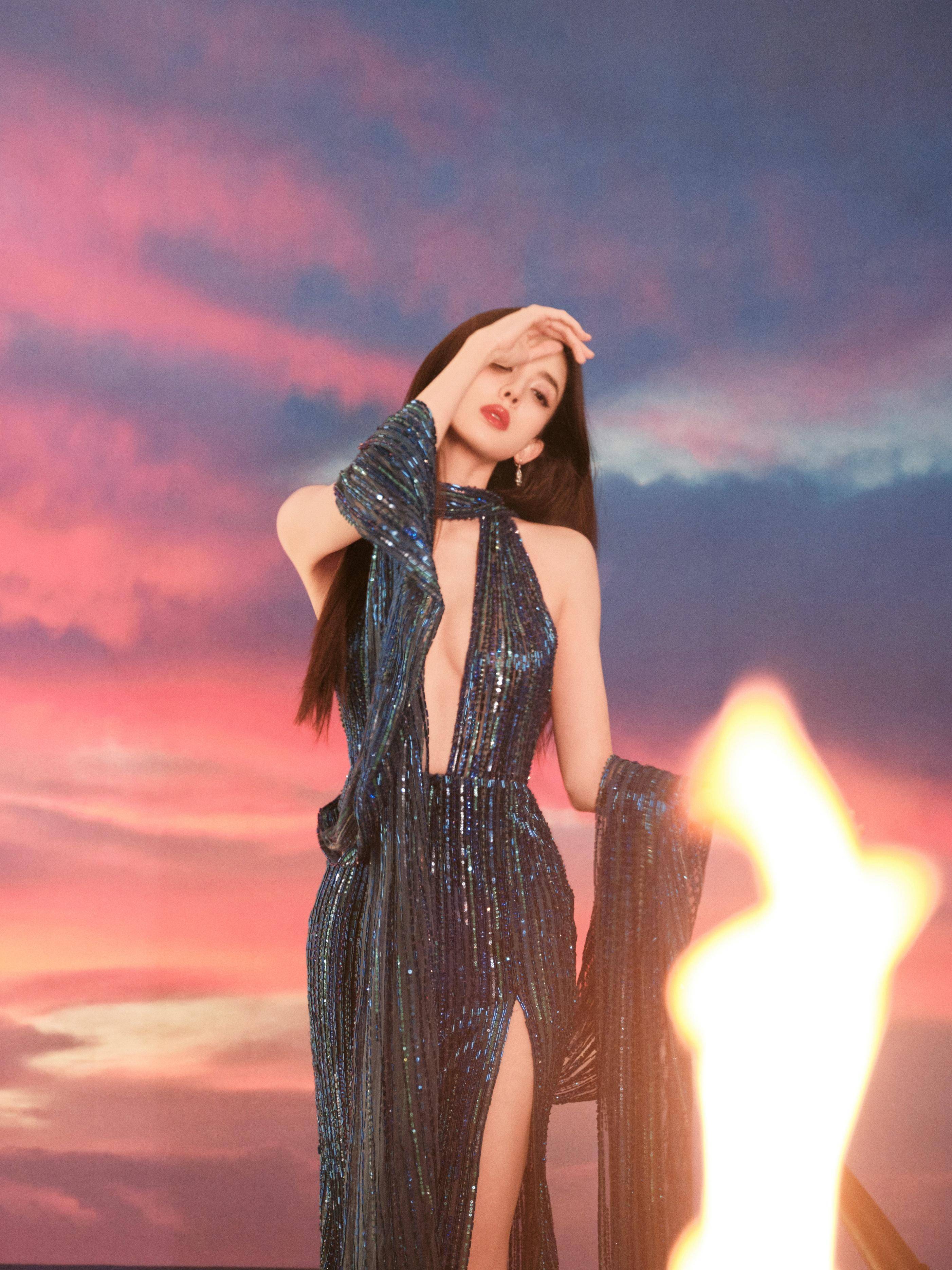 照片中,古力娜扎的美如同一颗璀璨的明珠,照亮了整个夜空