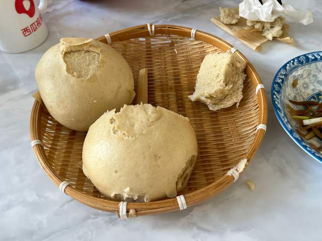 山东人的早餐不买油条的话就吃馒头,别看馒头黑黑的,这可是自己磨的面