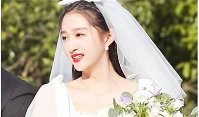 原创《奔跑吧》关晓彤短裙露长腿婚纱造型惊艳