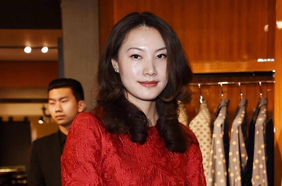 原创《凤凰卫视》主持人谢亚芳近照,超有女神范!她老公是银行职员