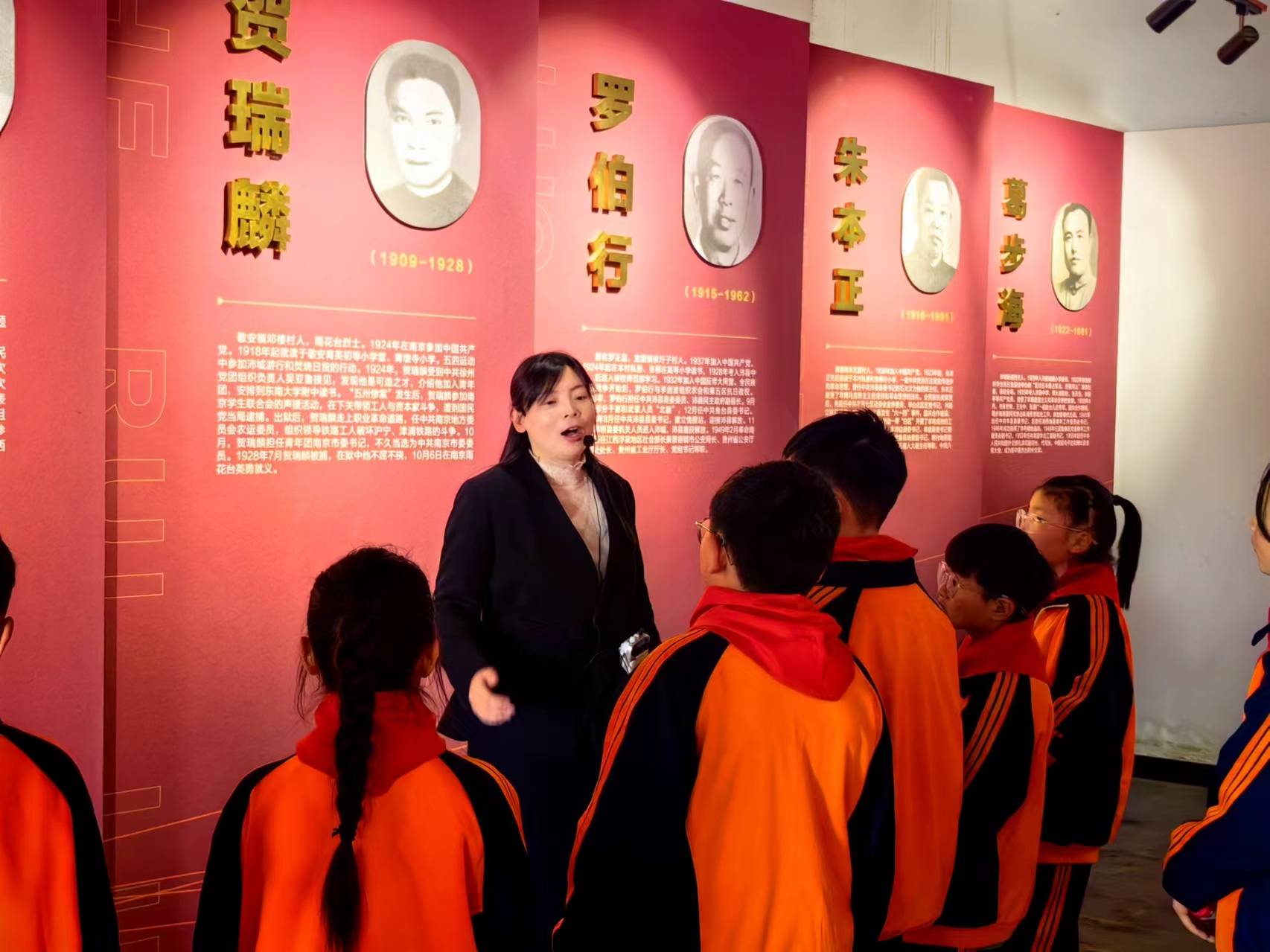 3月22日下午,优秀学生代表穿着整齐,怀着激动的心情来到沛县党史纪念