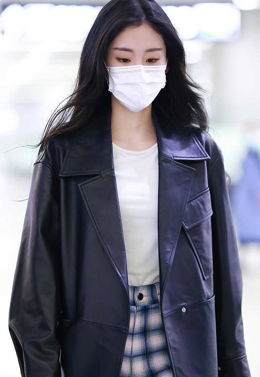 原创张碧晨的机场私服好显气质怼脸拍都不怕廓形皮衣真显个性