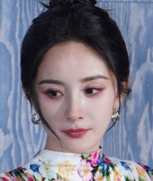 被笑不露齿的袁泉惊艳,从不穿暴露礼服却艳压群芳_活动_明星_杨幂