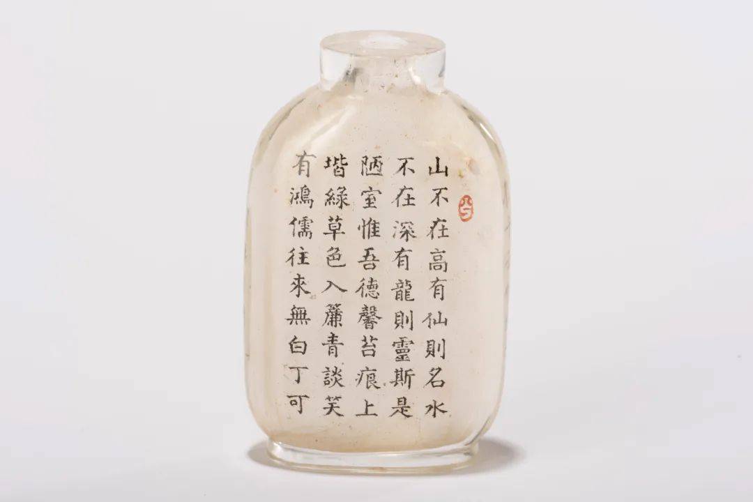 灵猴献桃为明清时期玉雕常用的吉祥题材,本摆件取和田白玉圆雕而成