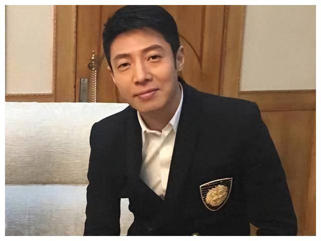 撒贝宁携龙凤胎游西安!李白妻子穿汉服,惊艳对望,眼神拉丝.