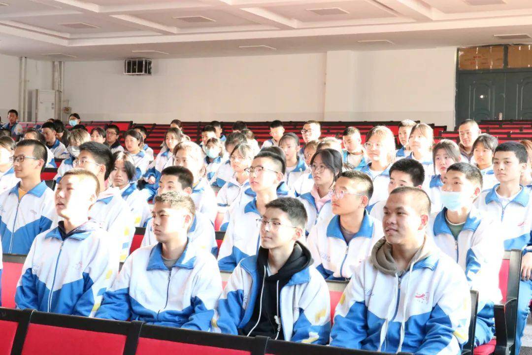 原创新疆五家渠第二中学燃烧青春追逐梦想励志讲座举办