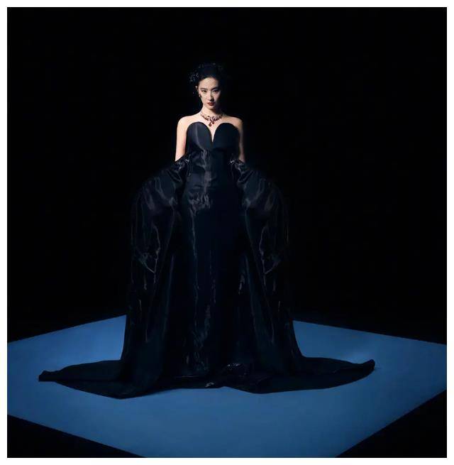 刘亦菲展现多面魅力写真惊艳亮相复古贵气冷艳令人着迷
