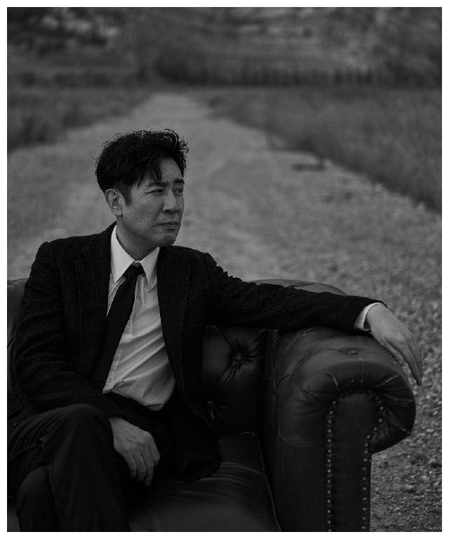 演员于和伟:娶了一个平凡妻子,最明智抉择,每日温馨幸福.