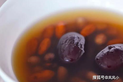 嗯,目前身边朋友喝五红水都是因为痛经,月经推迟