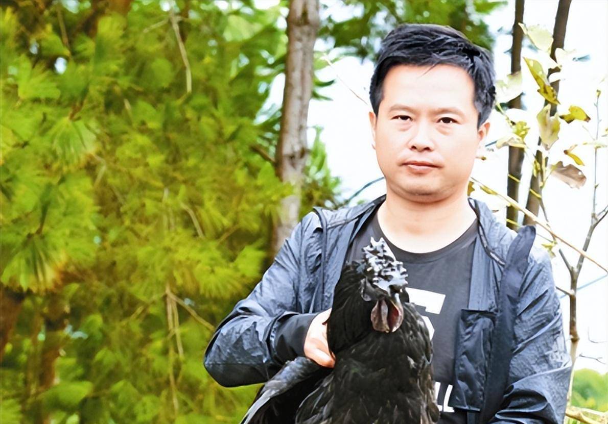 原创2007年四川小伙没钱买房遭准岳父嫌弃辞职入深山养鸡身价百万