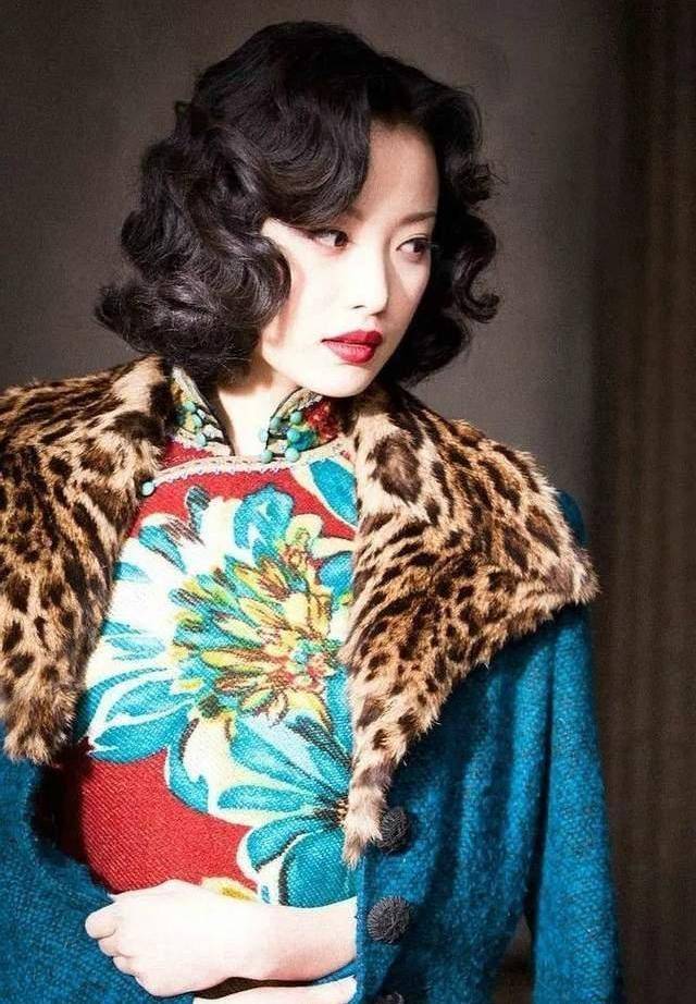 倪妮晒时尚时尚照白色泳衣真好看戴着泳镜好像专业运动员