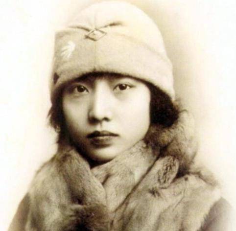 孟小冬,1907年生于北平,比杜月笙小19岁,出身梨园世家,是早年京剧优秀