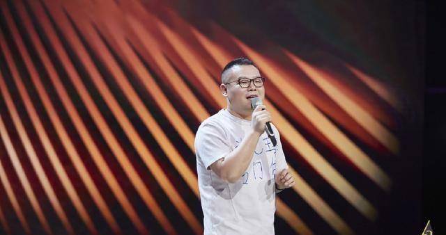 原创幻乐之城岳云鹏见到王菲直接腿软了脱掉衣服露出8个字亮了