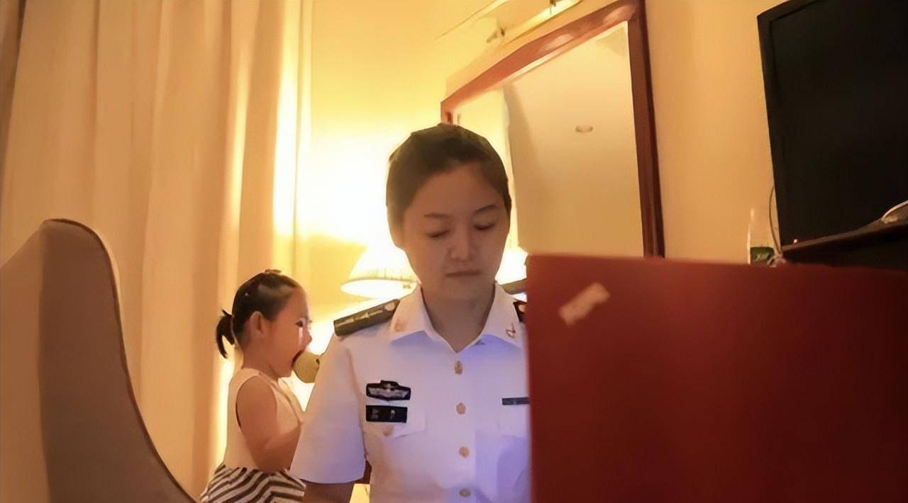 原创16年航母飞行员张超牺牲女儿仅2岁空姐妻子继承夫志应征入伍