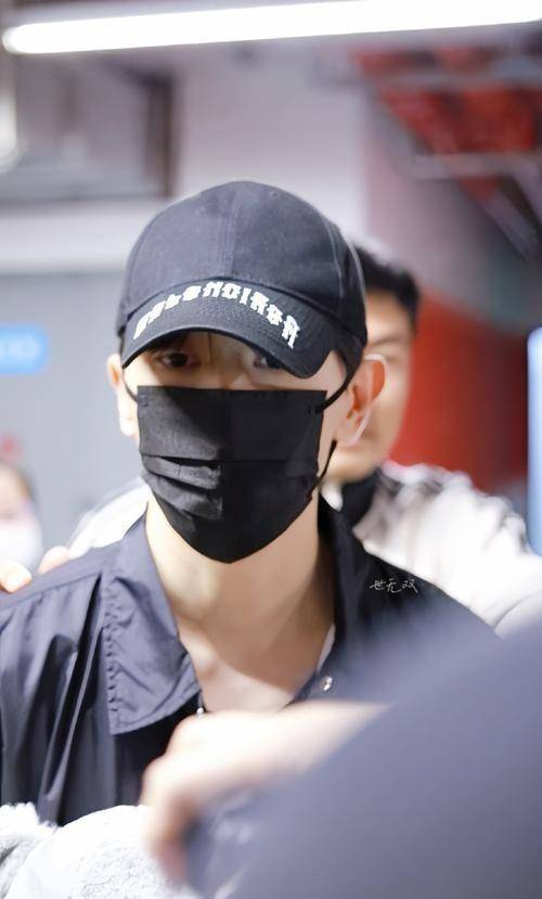 邓伦偷逃税款事情背后明星道德沦陷