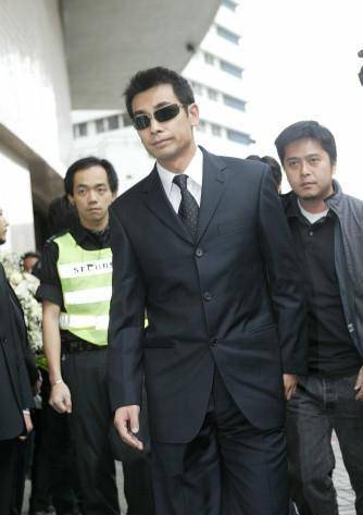 实拍梅艳芳葬礼刘德华等抬棺赵文卓送的花篮上八个字引人注目