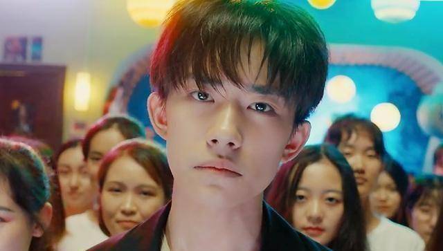 易烊千玺演哭王菲,自称菲姐祖传粉,王菲:真会演_表演_演技_何炅