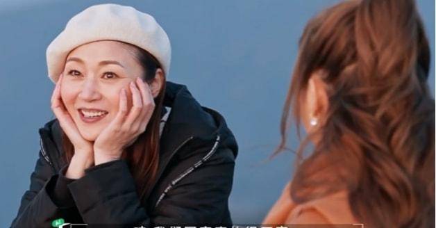 原创万绮雯看起来没变化四肢纤细身材好可惜笑起来眼角纹太明显