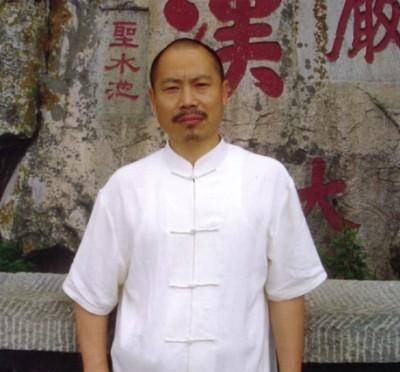 边修车边作画的艺术家,自称超越齐白石,曾获得徐悲鸿遗孀的认可_石溪