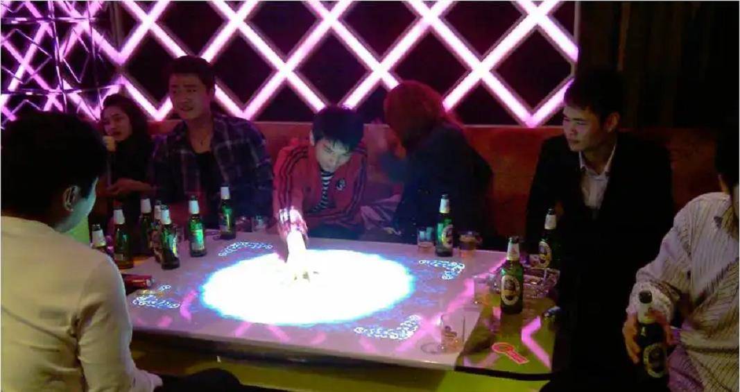 2015年,云南"第一女赌王"汪利娟被捕,却在法庭上面露微笑_黄燚_赌场