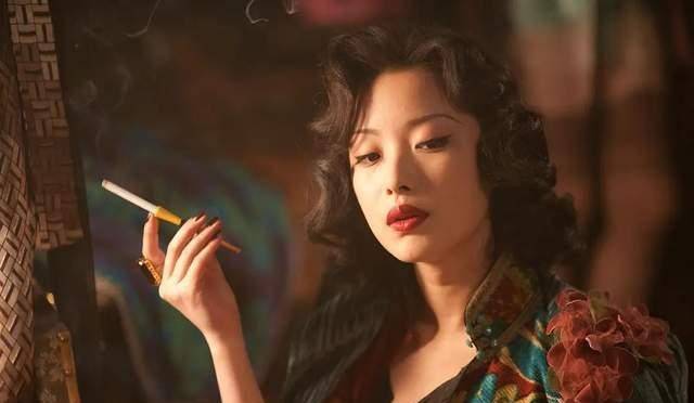 倪妮晒时尚时尚照,白色泳衣真好看,戴着泳镜好像专业运动员_张艺谋