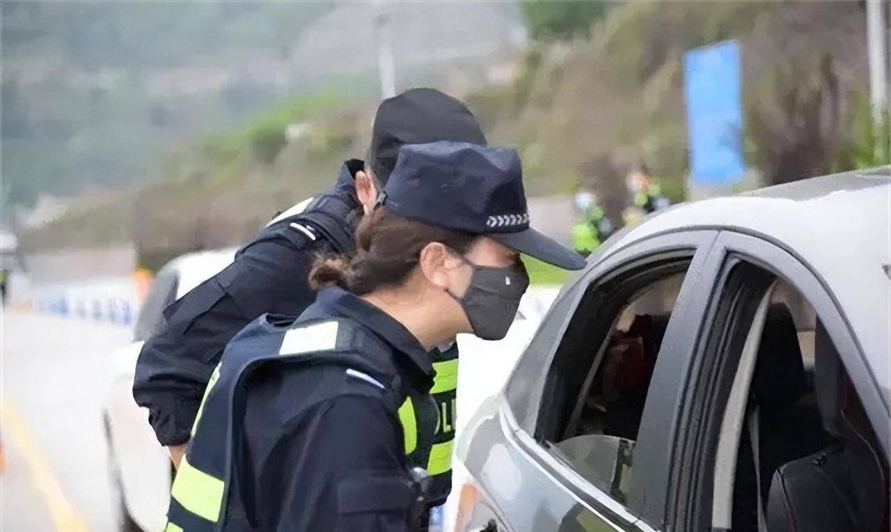 原创缉毒女警讲述卧底经历毒贩照着脸打忍痛也要抓捕