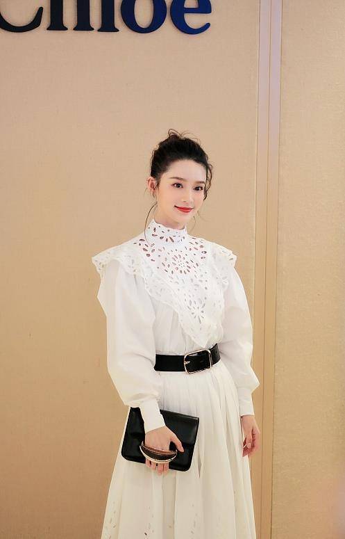 原创李沁的清纯感真撩人身穿镂空感白裙打造清纯妩媚小女人风