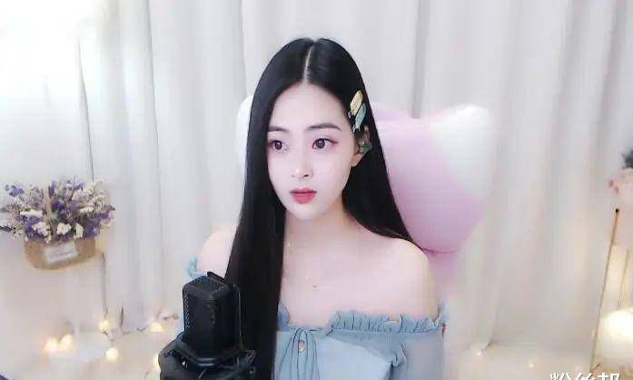 在第二天,主播小圈圈也是去了华子出镜间刷了礼物.