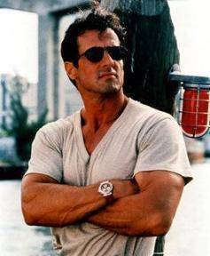 74岁史泰龙油腻十足,满头白发喝啤酒,美丽不如72岁施瓦辛格