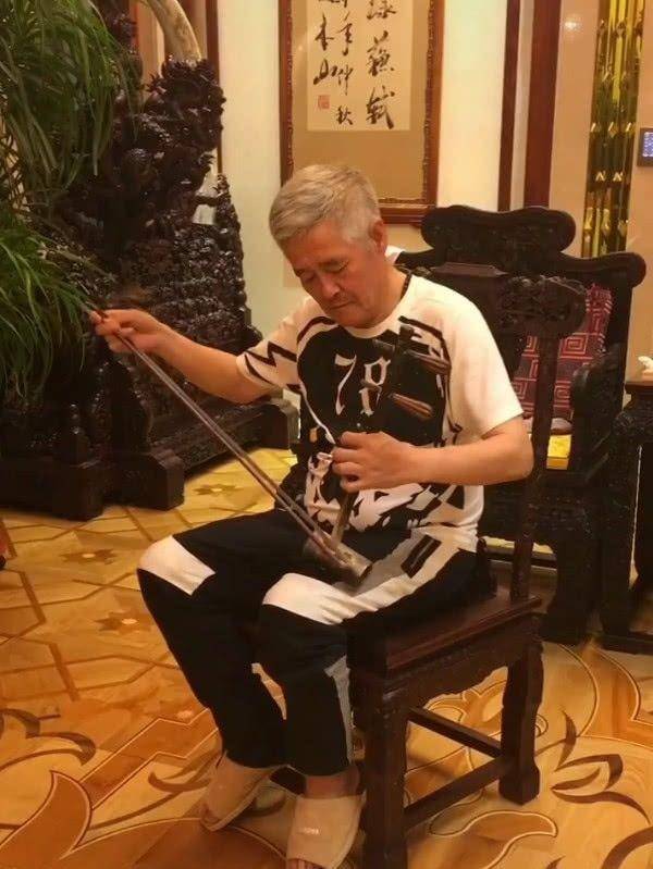 从跟随盲人二叔学拉二胡,唱二人转开始